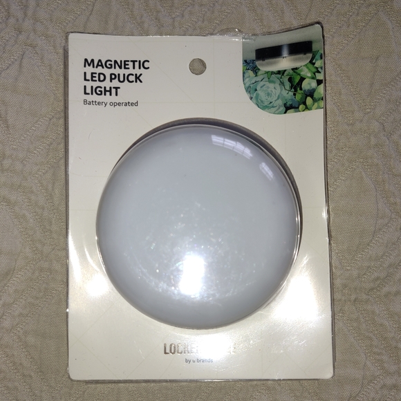 🔥NWT Magnetic LED Locker puck light - Picture 1 of 5